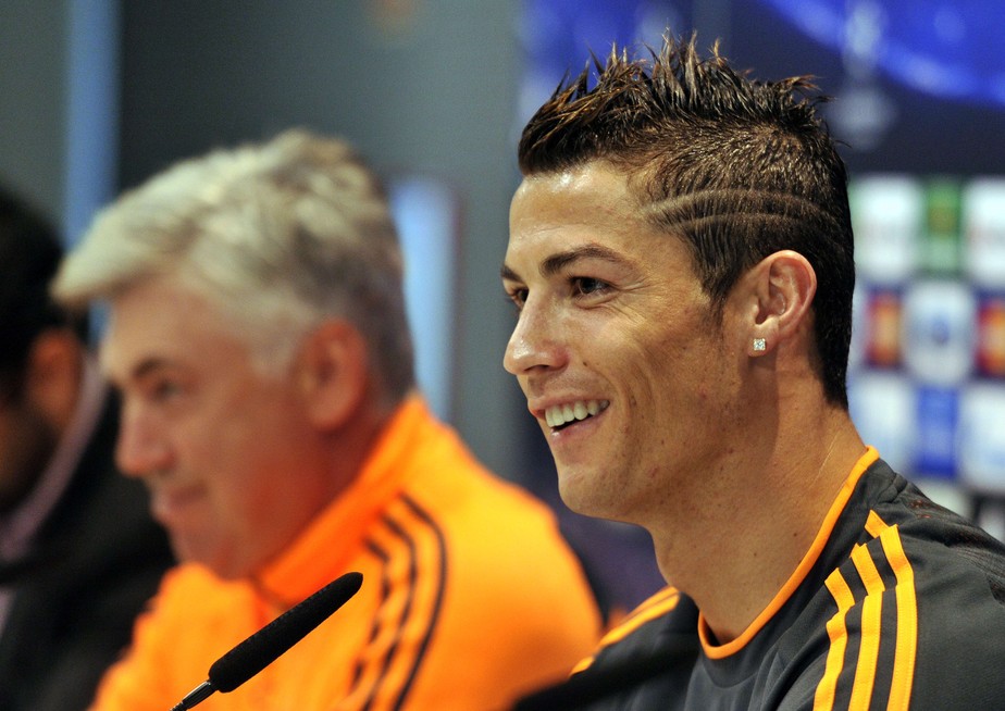 Cristiano Ronaldo e Ancelotti (ao fundo) na época de Real Madrid