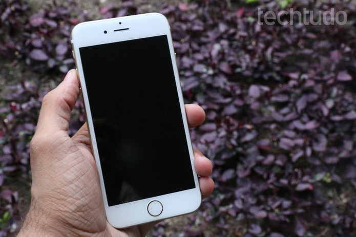iPhone 6 vem equipado com o iOS 8 e pode receber atualizações (Foto: Lucas Mendes/TechTudo)