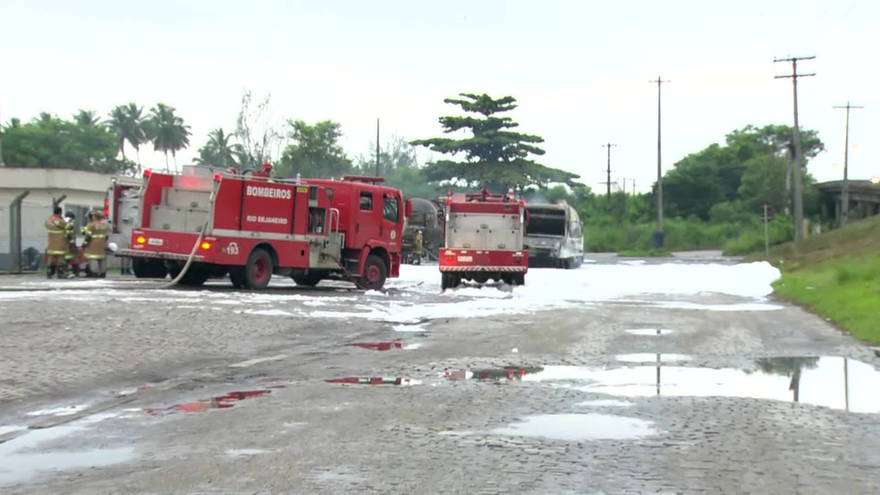 Às 6h, bombeiros seguiam trabalhando no rescaldo de caminhões-tanque que pegaram fogo em Duque de Caxias — Foto: Reprodução/ TV Globo