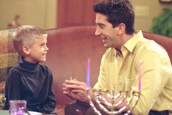 O ator Cole Sprouse em cena de Friends ao lado de David Schwimmer (Foto: Reprodução)