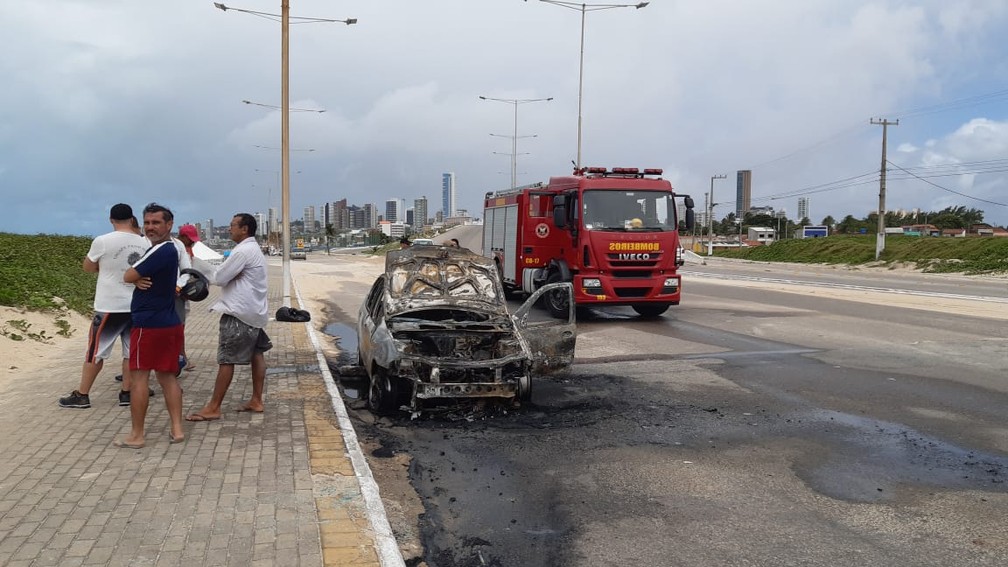 Carro pegou fogo na Praia do Forte, em Natal â€” Foto: SÃ©rgio Henrique Santos/Inter TV Cabugi
