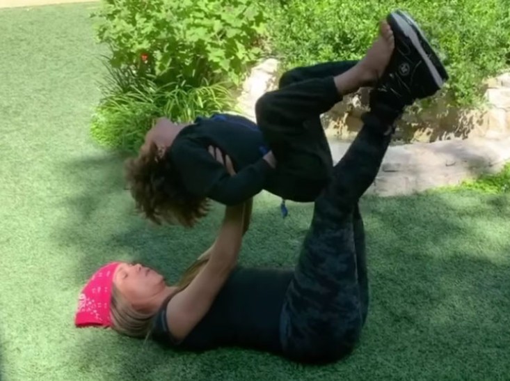 A atriz Halle Berry fazendo exercício com o filho Maceo (Foto: Instagram)