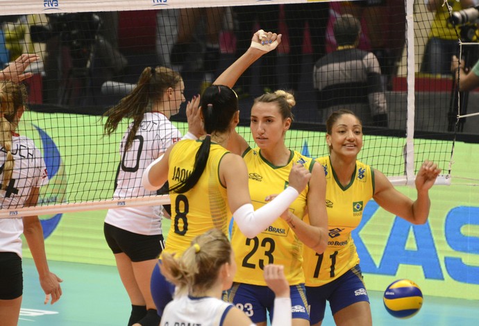 Jogadoras do Brasil comemoram ponto em jogo contra Alemanha pelo Grand Prix  (Foto: Divulgação/FIVB)
