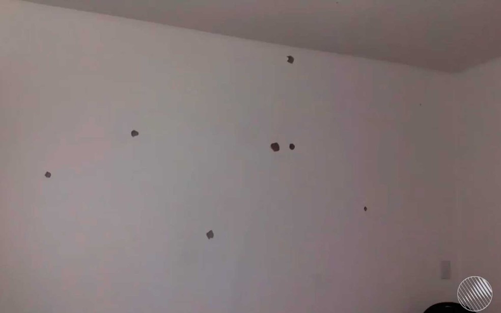 Marcas de tiros nas paredes da casa do secretÃ¡rio no oeste da Bahia (Foto: ReproduÃ§Ã£o/TV Oeste)