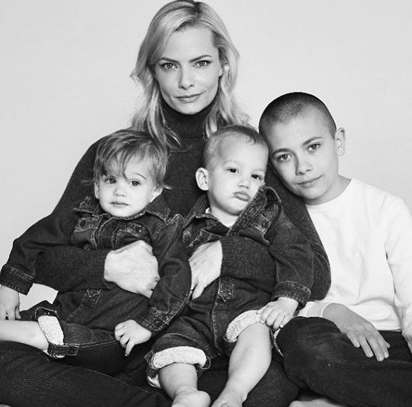 A atriz Jaime Pressly com os três filhos (Foto: Instagram)