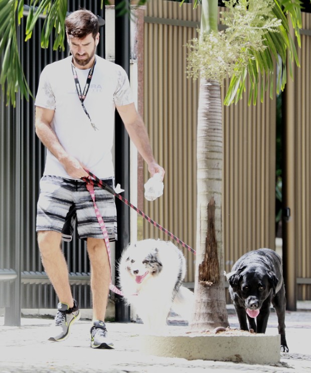 Marcos Pitombo passeia com seus cachorros em meio à pandemia de coronavírus (Foto: Dilson Silva/AgNews)
