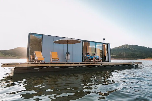 A casa-barco ao pé da Serra da Mantiqueira em Joanópolis (SP) é chamada de ALTAR  (Foto: Airbnb / Divulgação)