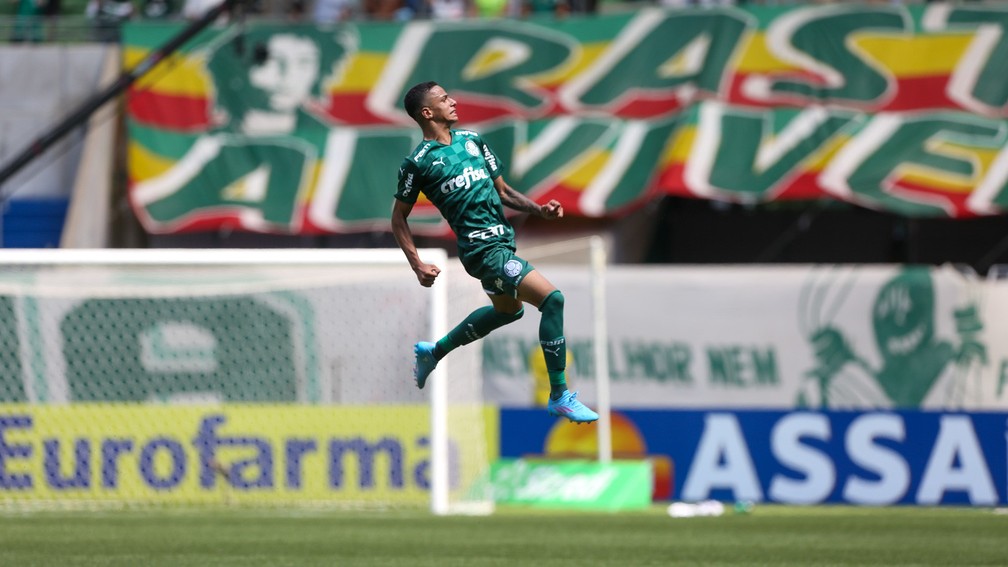 Giovani comemora gol pelo Palmeiras durante a final da Copinha — Foto: Fabio Menotti