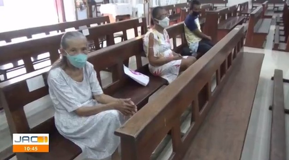 Aos 84 anos, a idosa Nair Bussões chegou cedo para garantir um lugar dentro da igreja  — Foto: Reprodução/Rede Amazônica Acre