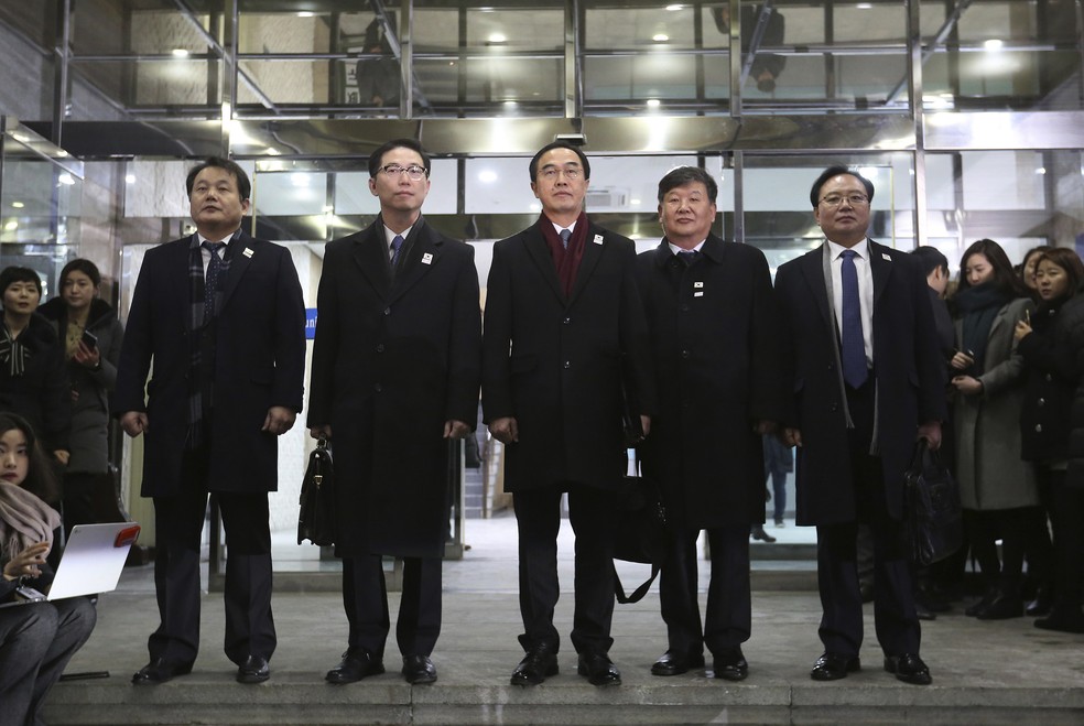 Ministro da Unificação sul-coreano posa ao lado de outros integrantes da delação antes viajar para encontro com representantes da Coreia do Norte, em Panmunjon, nesta segunda-feira (8)  (Foto: AP Photo/Ahn Young-joon)