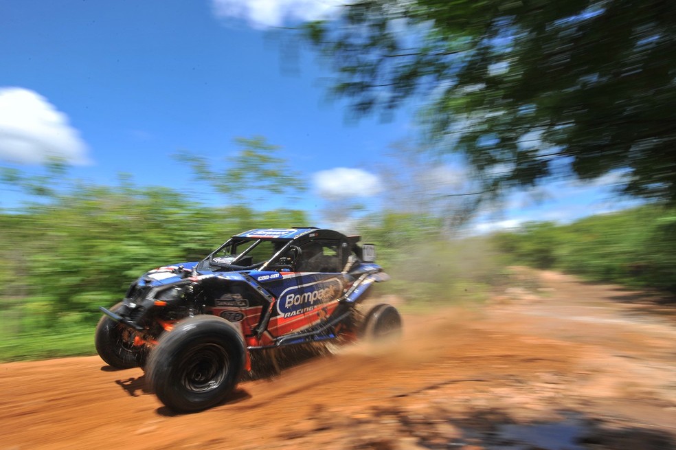 Denísio Nascimento e Idali Bosse foram os campeões do Rally RN 1500 em 2018 — Foto: Fábio Davini/DFotos