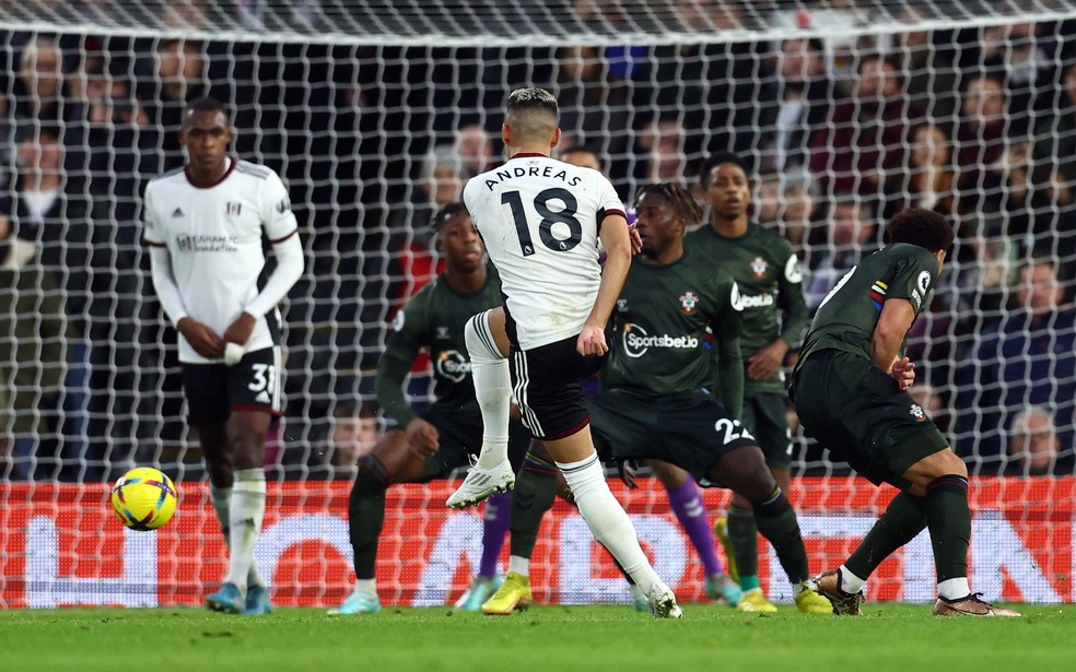 Andreas Pereira finaliza bonito em lance do gol do Fulham sobre o Southampton — Foto: Reuters