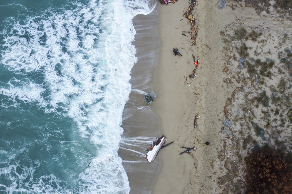 Uma vista aérea da praia de Steccato di Cutro no sul da Itália após o naufrágio de um navio com imigrantes — Foto: Luigi Navarra/AP
