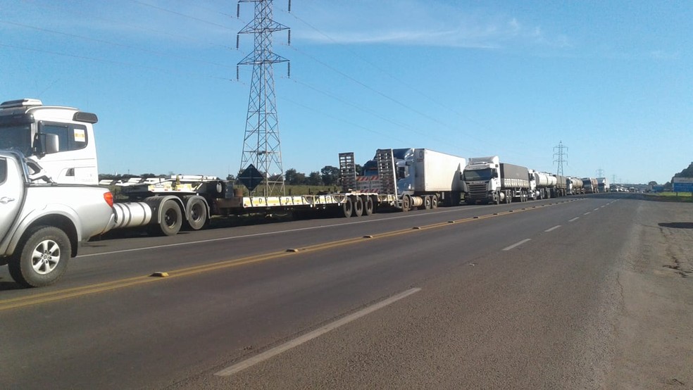 Caminhoneiros de MS em interdi&Atilde;&sect;&Atilde;&micro;es por conta da alta do diesel (Foto: Eduardo Almeida/TV Morena)
