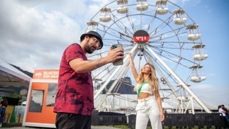 A influencer Mariana Reis registra momento diante da roda-gigante, que virou a “queridinha” dos que não dispensam uma bela selfie Agência O Globo