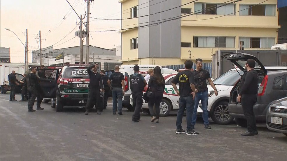 Policiais civis chegaram a Brasília com apreensões da operação Torre de Babel — Foto: TV Globo/Reprodução