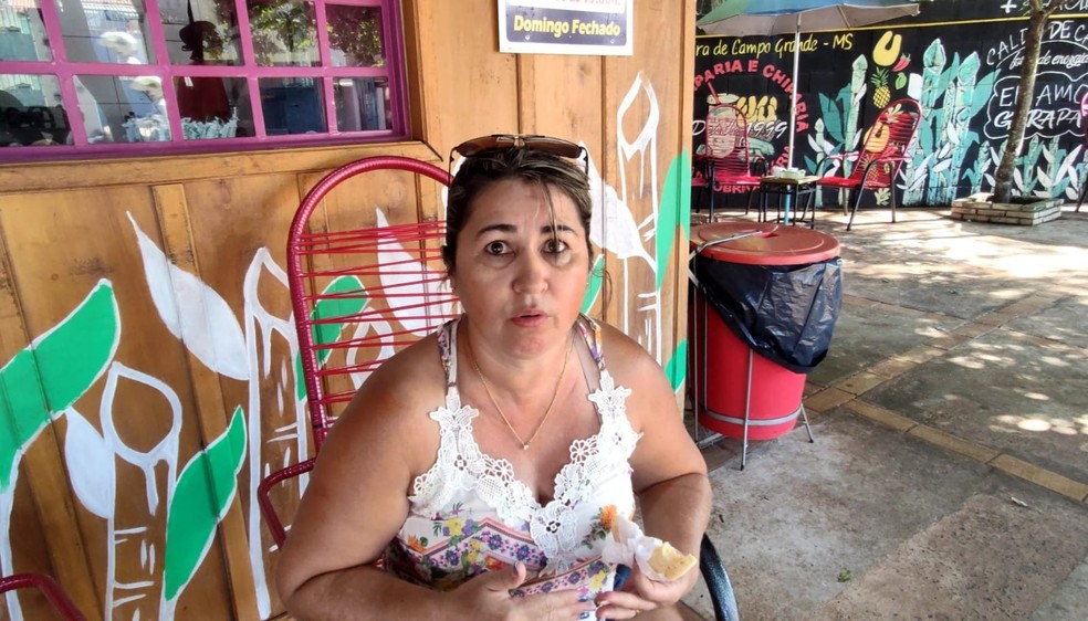 Mesmo com o reajuste no preço, Mariluce Leite, 47 anos, não abre mão de degustar a tradicional chipa — Foto: Naiane Mesquita/g1 MS
