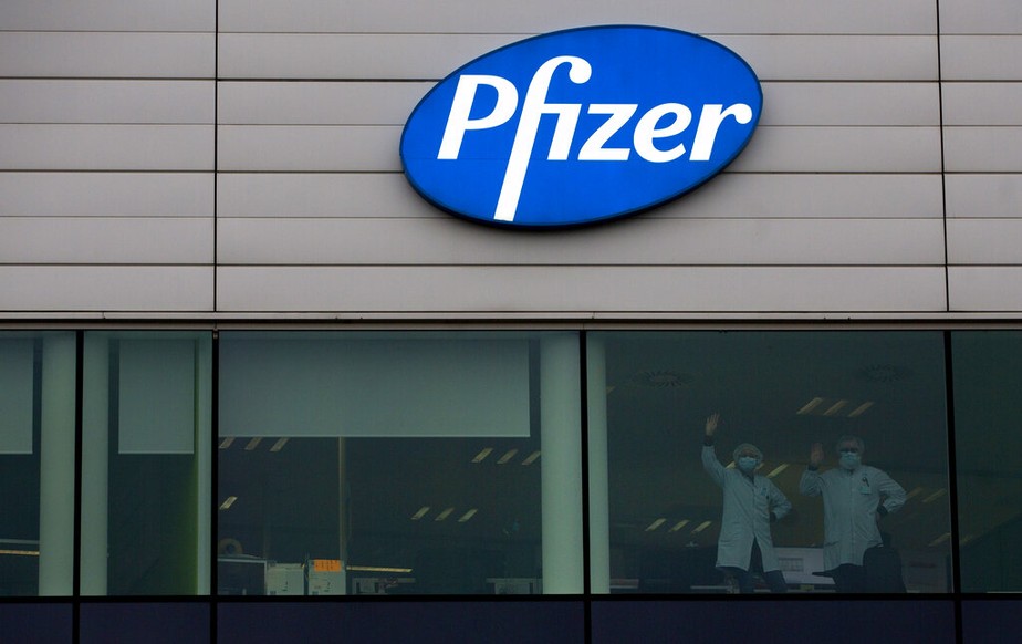 Funcionários acenam na fábrica da Pfizer em Puurs, Bélgica