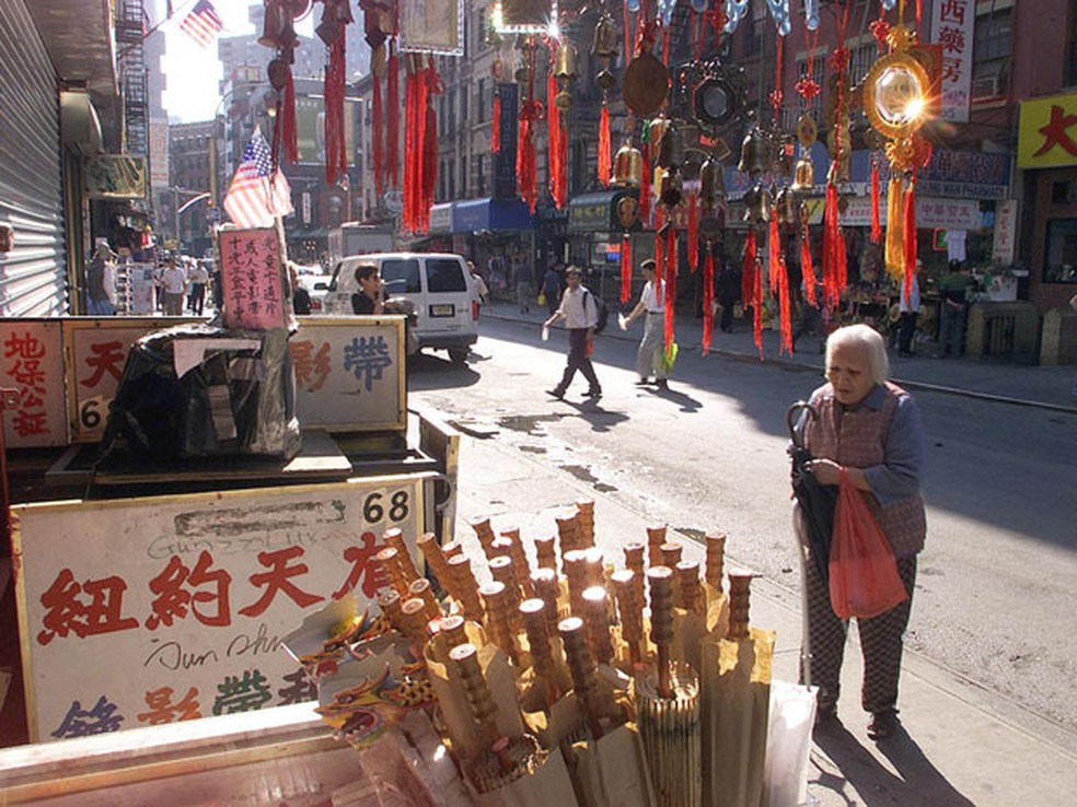 Loja de produtos típicos e souvenirs na Chinatown de Nova York, em imagem de 2013.  — Foto: Chang W Lee/ New York Times