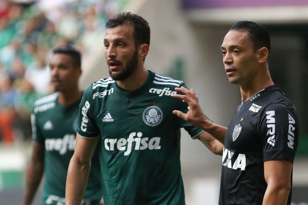 Edu Dracena e Ricardo Oliveira na partida entre Palmeiras e Atlético-MG (Foto: Ricardo Moreira / Estadão Conteúdo)