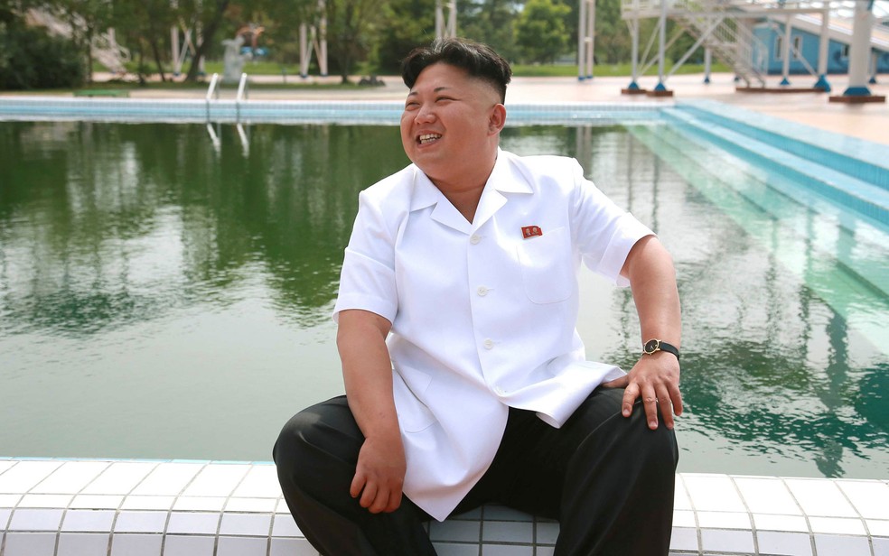 O líder norte-coreano, Kim Jong-un, visita o Songdowon International Children's Camp, na cidade de Wonsan, em foto não datada divulgada pela agência de notícias KCNA em 2014 (Foto: KCNA via Reuters )