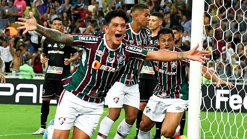 Fred comemora gol com Cano nos últimos minutos — Foto: Mailson Santana/Fluminense