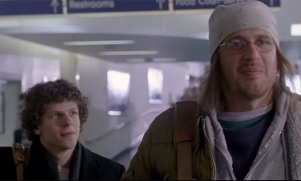 Jesse Eisenberg e Jason Segel em cena de 'The end of the tour'; no filme, Segel interpreta o cultuado escritor David Foster Wallace, que cometeu suicídio em 2008 aos 46 anos (Foto: Divulgação)