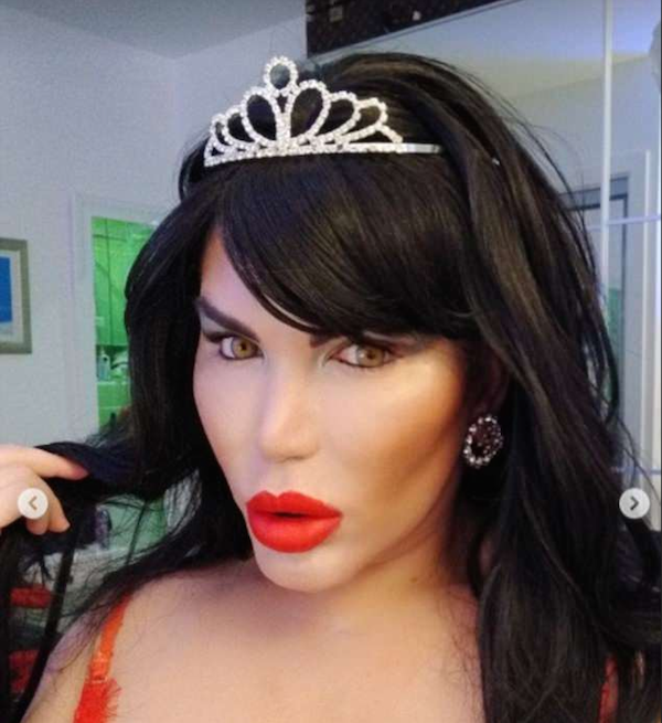 O brasileiro Rodrigo Alves, conhecido como Ken Humano, vestido como mulher (Foto: Instagram)