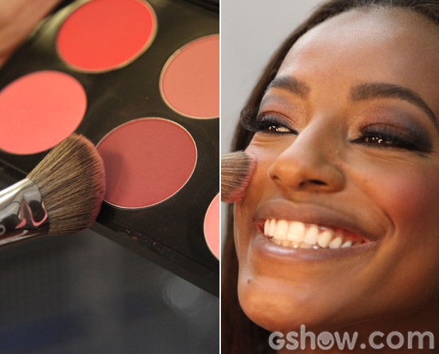 Utilize blush no tom de ameixa nas maçãs do rosto (Foto: Carol Caminha/TV Globo)