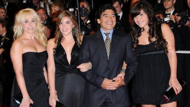 Maradona com a ex-esposa Claudia Villafañe e suas filhas (Foto: Getty Images via BBC)