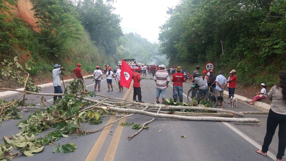 Trecho da BR-104 é bloqueado por integrantes de movimentos agrários em União dos Palmares, Alagoas (Foto: PRF/Ascom)