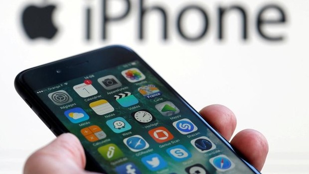 iPhone 7 em frente de painel da marca (Foto: Regis Duvignain/Reuters)