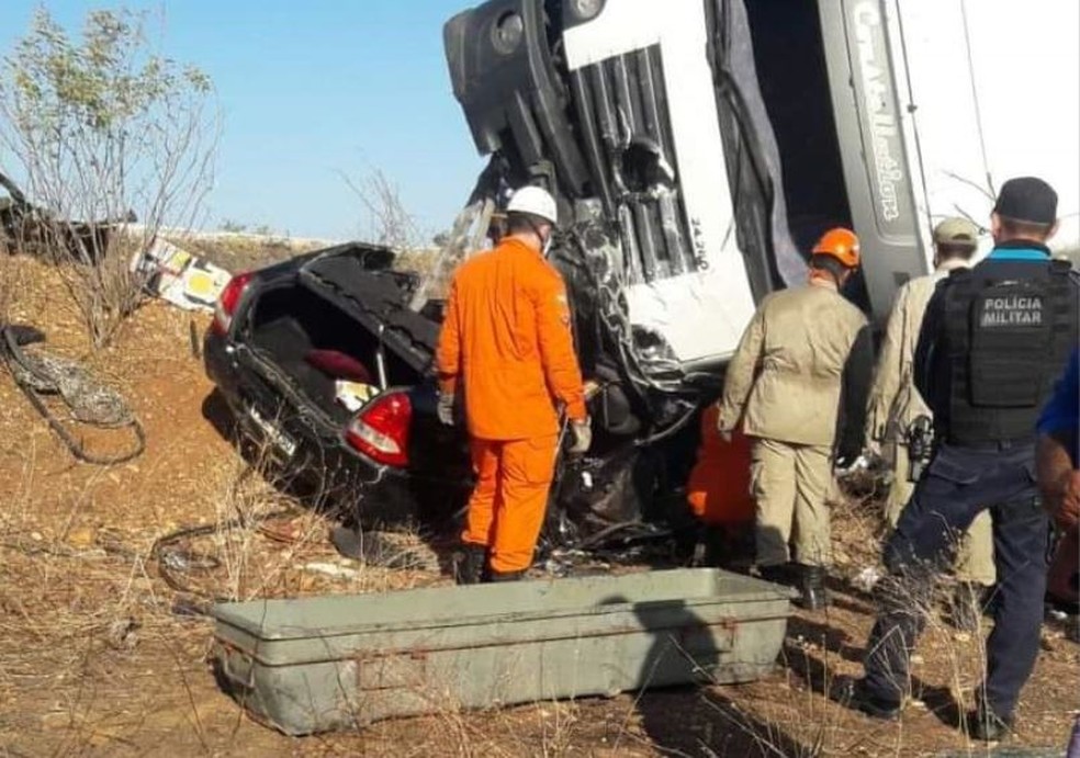 O impacto fez o caminhão tombar sobre o carro na BR-116 em Jaguaribe, no Ceará. — Foto: Arquivo pessoal
