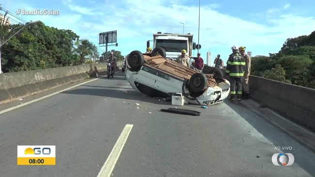 Duas pessoas ficam feridas em acidente na Marginal Botafogo, em Goinia