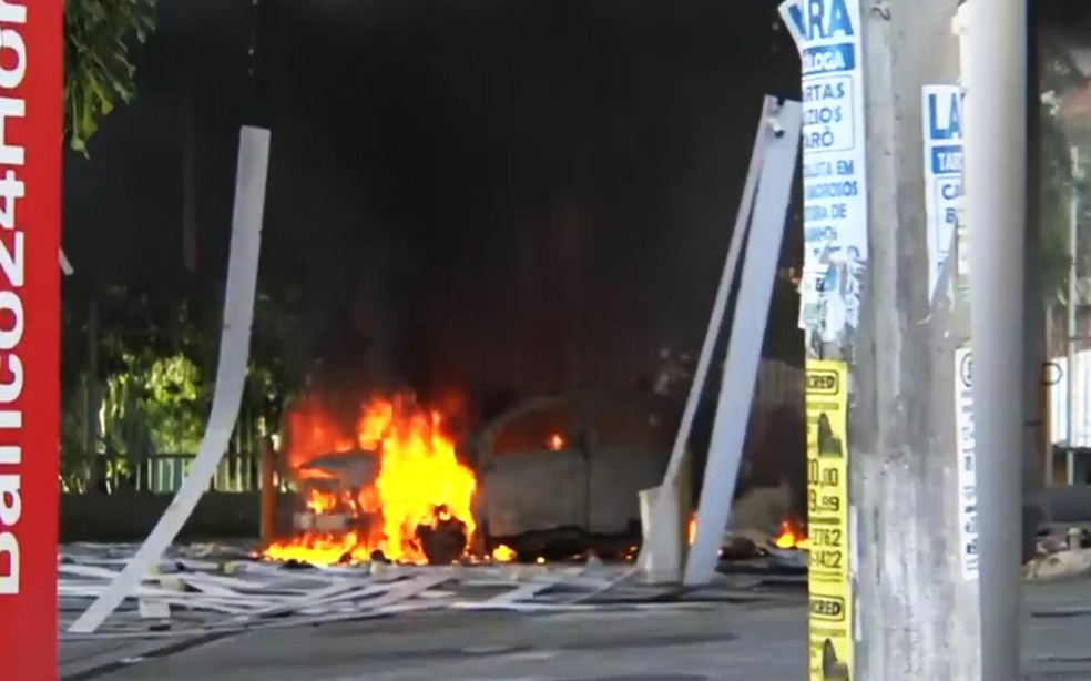 Explosão ocorreu enquanto carro era abastecido com GNV — Foto: Reprodução/TV Bahia