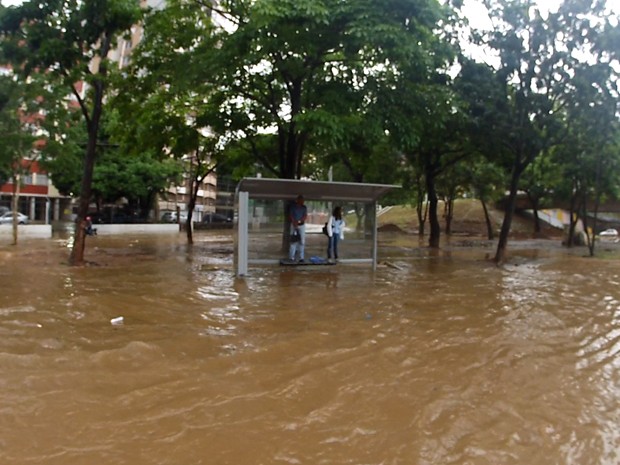 Chuva complica trânsito e alaga vias em diversos pontos de Salvador (Foto: Imagens / TV Bahia)