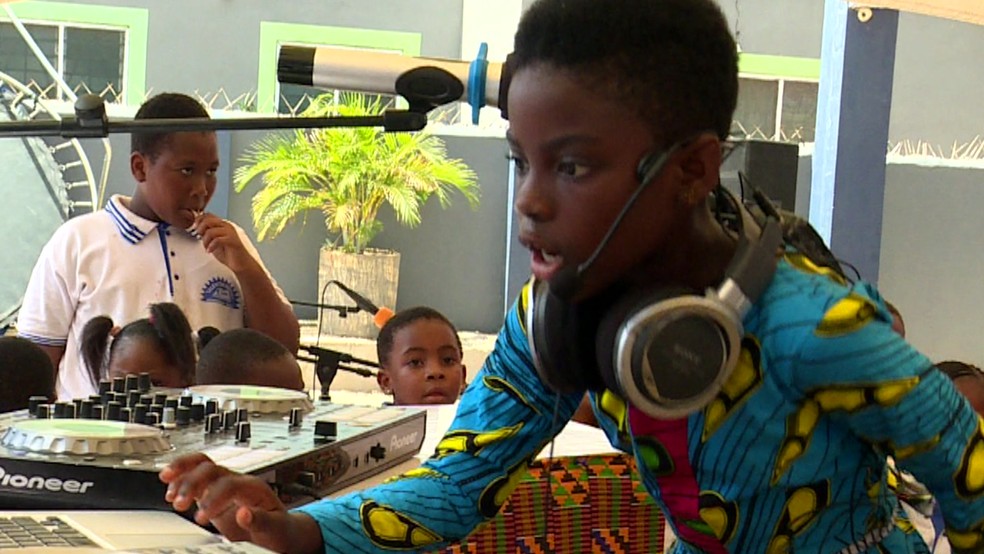 DJ Switch, de 10 anos, foi escolhida a melhor DJ de Gana (Foto: BBC )