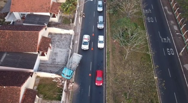 Caminhão atinge casa da Vila Militar na Avenida das Imbaúbas em Uberlândia
