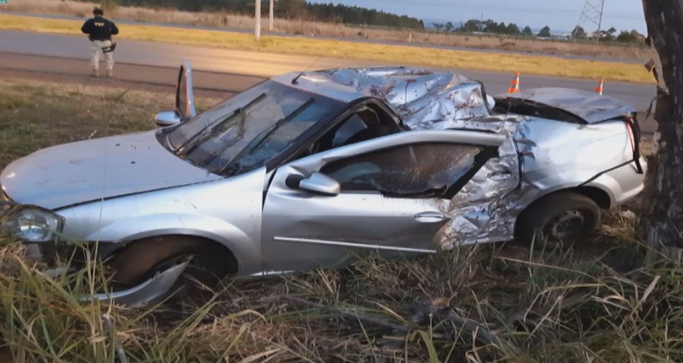 Motorista embriagado bate o carro em árvore na BR-070, no Distrito Federal — Foto: Divulgação/PRF