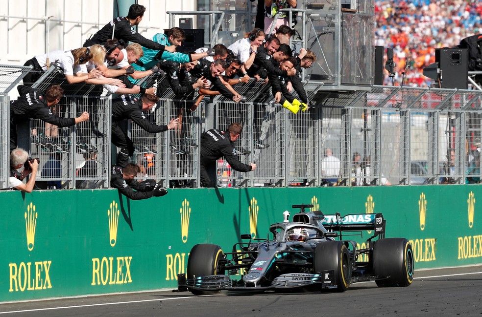 Lewis Hamilton cruza a linha de chegada para vencer na Hungria — Foto: Reuters
