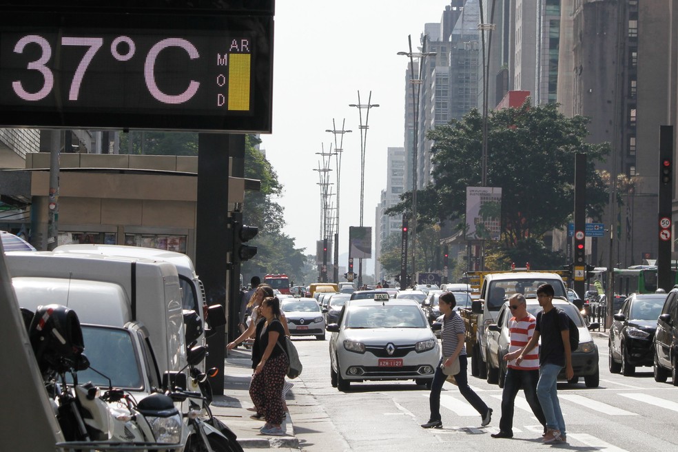 Pedestres enfrentam forte calor e baixa umidade do ar na avenida Paulista, região central de São Paulo, em setembro de 2019.  — Foto: FÁBIO VIEIRA/FOTORUA/ESTADÃO CONTEÚDO