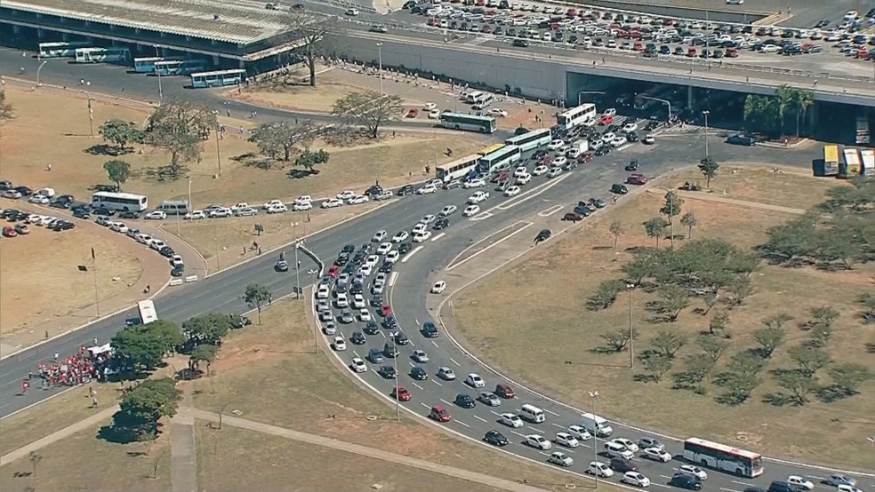 União Nacional do Estudantes (UNE) faz protesto em Brasília contra reforma da previdência  — Foto: TV Globo/Reprodução