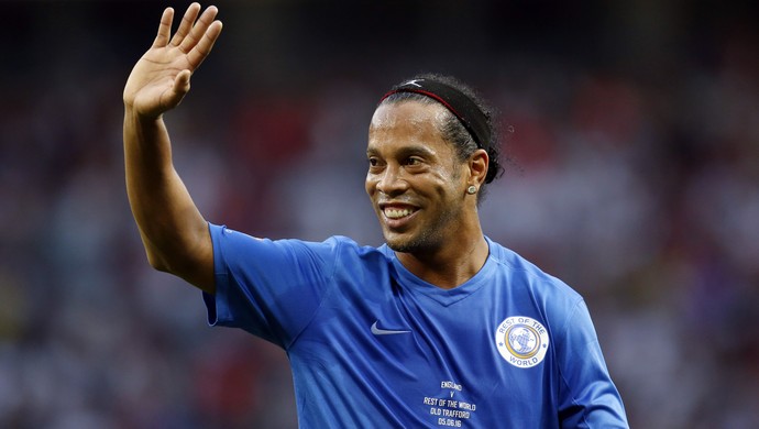 Ronaldinho Gaúcho amistoso na Inglaterra (Foto: Reuters)