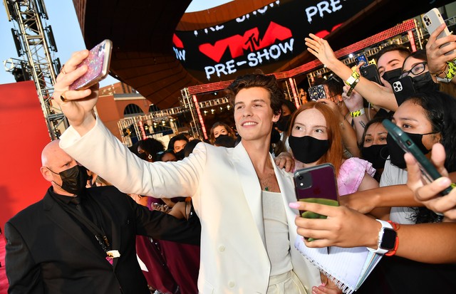 NEW YORK, NEW YORK - SEPTEMBER 12: Shawn Mendes poses for a selfie at the 2021 MTV Video Music Awards at Barclays Center on September 12, 2021 in the Brooklyn borough of New York City. (Photo by Jeff Kravitz/MTV VMAs 2021/Getty Images for MTV/ViacomCBS) (Foto: Getty Images for MTV/ViacomCBS)