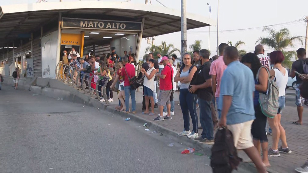 Fila na estao Mato Alto do BRT, na Zona Oeste do Rio  Foto: Reproduo/ TV Globo