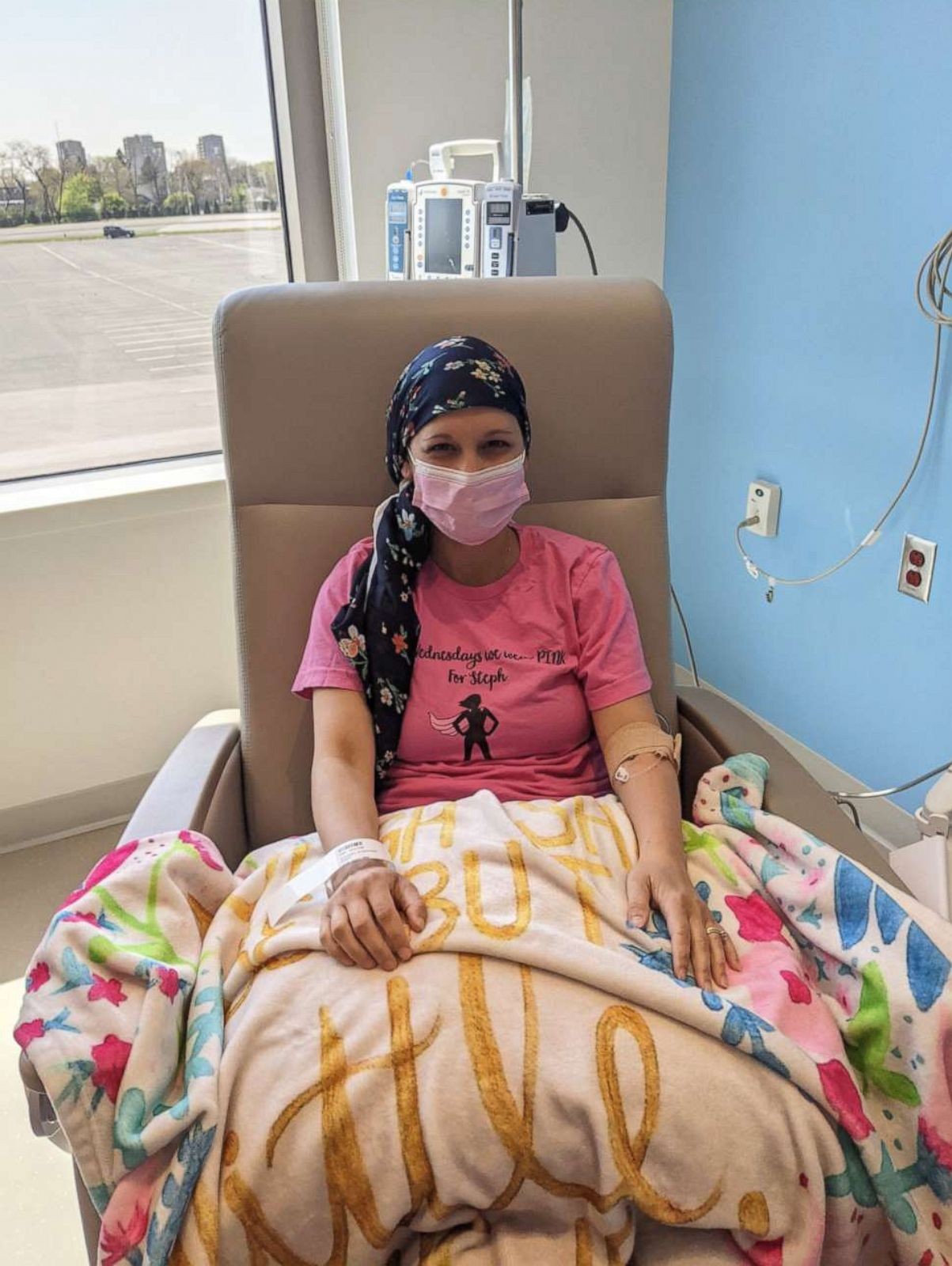 Stephanie Schmidt durante tratamento de câncer (Foto: Reprodução/ Stephanie Schmidt/ GMA)