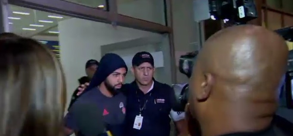 Desembarque de Gabigol no Galeão após retorno do Flamengo de Doha — Foto: Reprodução