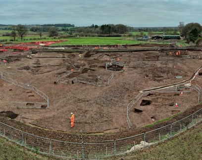 Estrada e artefatos são achados em antigo assentamento romano na Inglaterra