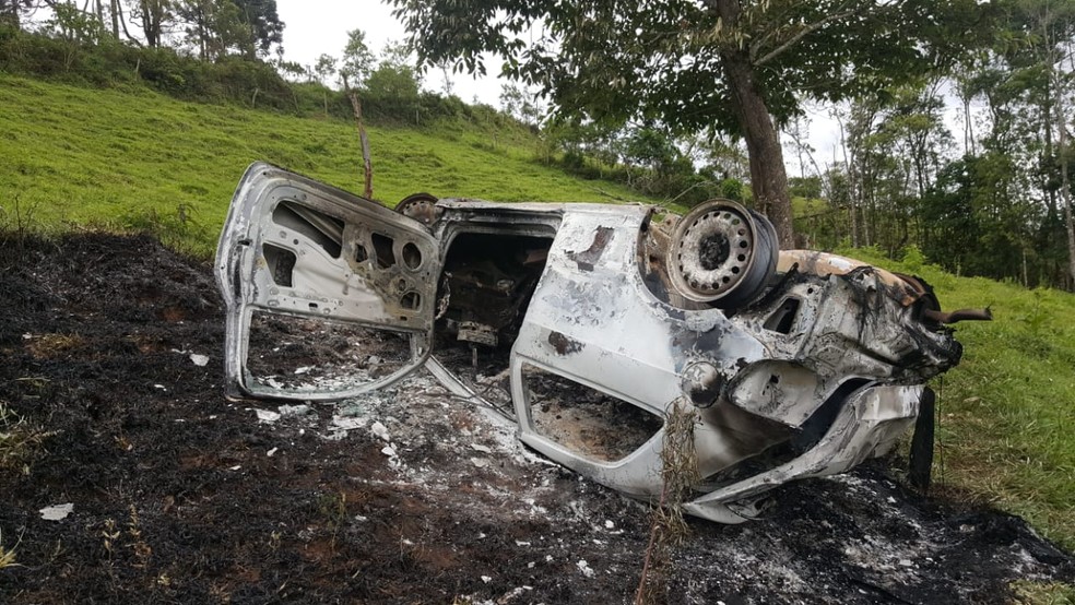 Carro capotou e pegou fogo â€” Foto: Everson Moreira/RPC