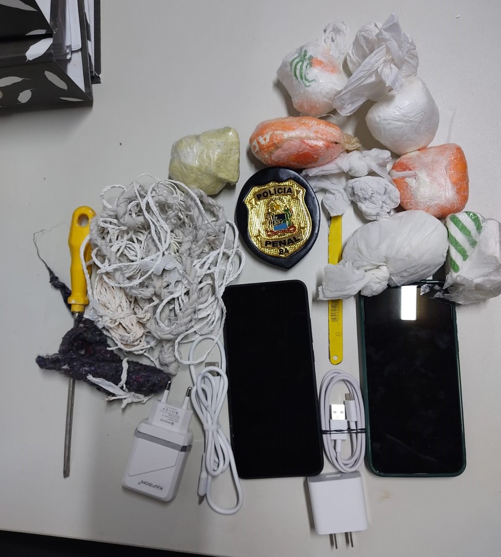 Drogas e celulares apreendidos durante operação policial em Irecê — Foto: Divulgação/Secretaria de Administração Penitenciária da Bahia